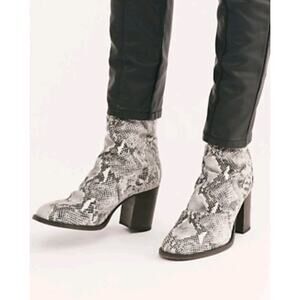 Free People Womens 41 Elle Block Heel Boots Snake Skin Slouch Leather White